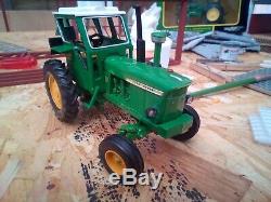 BRITAINS JOHN DEERE 4020 FITTED WITH DUNCAN CAB TRACTOR LOOK'S GREAT 132 scale