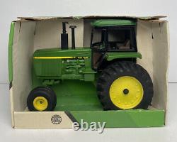 Ertl John Deere 4255 Row Crop Tractor Diecast 116