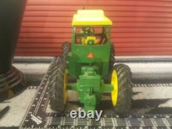 Ertl John Deere 7520 1/16 Diecast Farm Tractor Replica Collectible