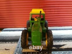 Ertl John Deere 7520 1/16 Diecast Farm Tractor Replica Collectible