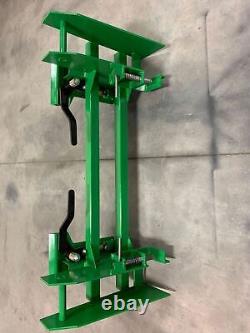 JD 600/700 to Skid Steer Adapter withLatches