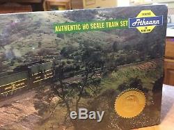 NIB Athearn 1998 John Deere HO scale train set With75th Anniv Model D Tractors