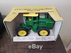 New in box vintage Ertl John Deere 7520 Tractor. Two hole with air cleaner