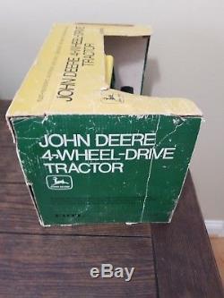 New in box vintage Ertl John Deere 7520 Tractor. Two hole with air cleaner