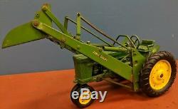 VTG 1950's ERTL ESKA 120 SCALE JOHN DEERE DIE CAST TOY TRACTOR WITH END LOADER