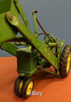 VTG 1950's ERTL ESKA 120 SCALE JOHN DEERE DIE CAST TOY TRACTOR WITH END LOADER