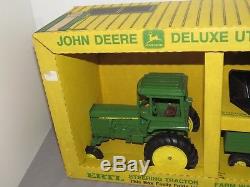 Vintage John Deere Deluxe Farm Shed Set 4450 Tractor Skid Steer Wagon Ertl 1/16